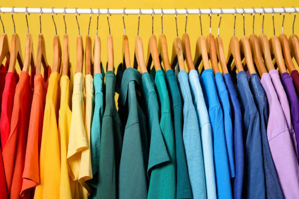 Clothes by colour 1 tobros.gr