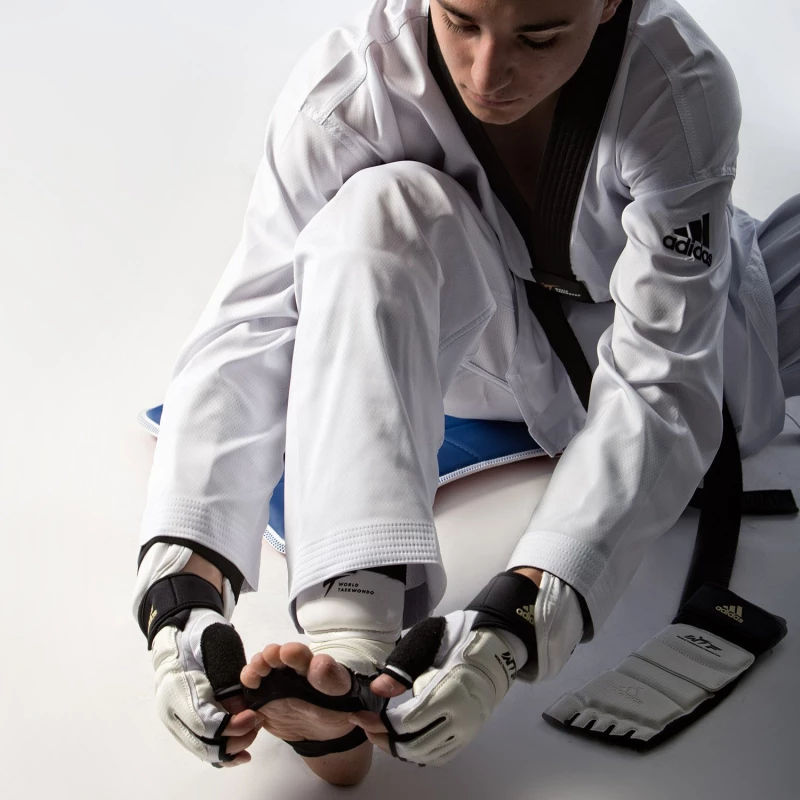 4000702 taekwondo wtf foot protectors adidas white b 3 tobros.gr